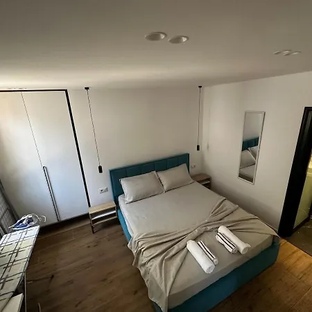 Tech, Center Apartman