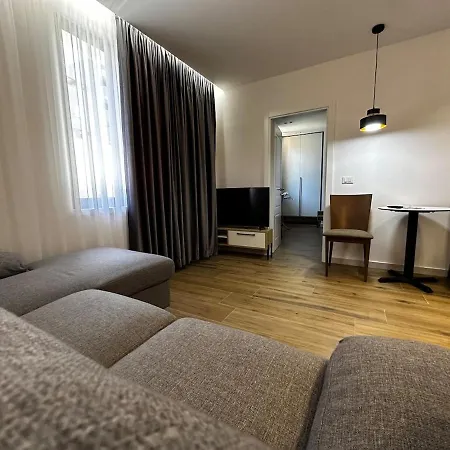 Tech, Center Apartamento Tirana